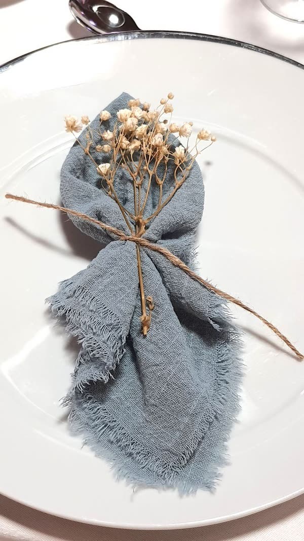 Serviette & fleurs s&eacute;ch&eacute;es